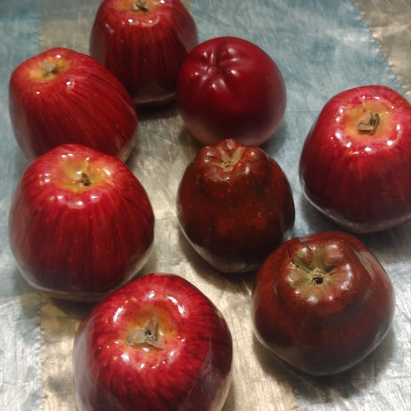 Wooden (?) Apples - Picture 4 of 6